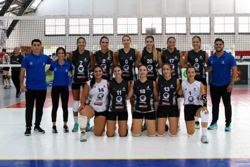 Brujas dejó pasar una chance, pero todavía tiene dos “finales” para seguir soñando 4 Brujas Vóley cayó ante Municipalidad de San Martín y quedó séptimo en su grupo. Le restan dos partidos clave para buscar la clasificación a cuartos y el sueño del ascenso.