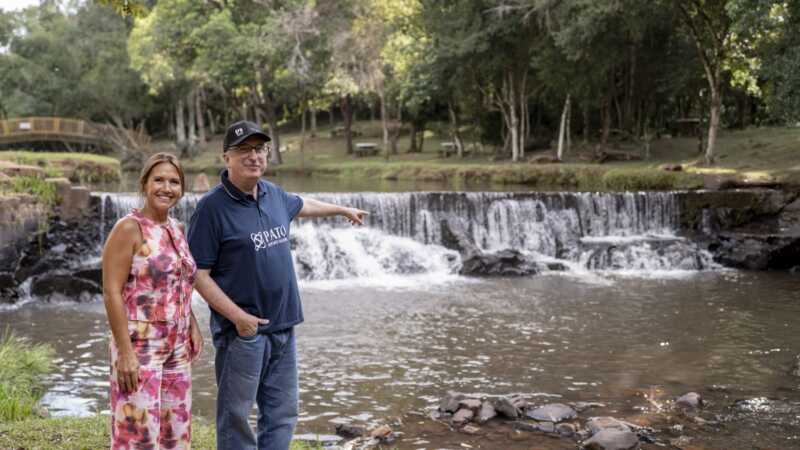 Hugo Passalacqua recorrió el balneario El Francés acompañado de la intendenta Fátima Cabrera, en la antesala del 5° Festival del Verano.
