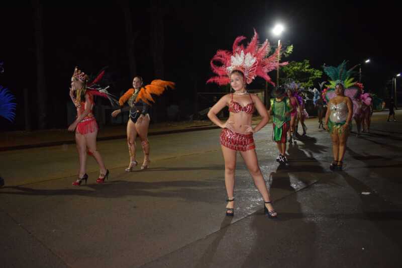Itaembé Miní se llenó de color y ritmo en la tercera noche de los Carnavales Posadeños 1 Carnaval