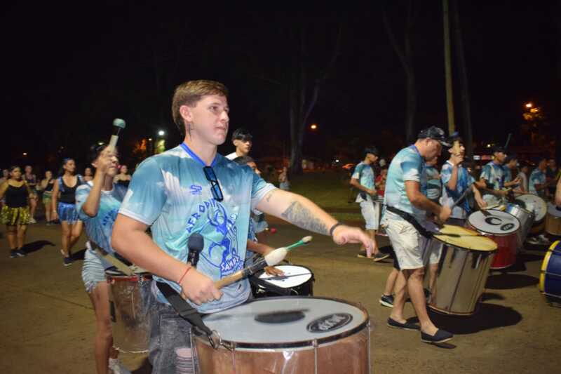 Itaembé Miní se llenó de color y ritmo en la tercera noche de los Carnavales Posadeños Carnaval
