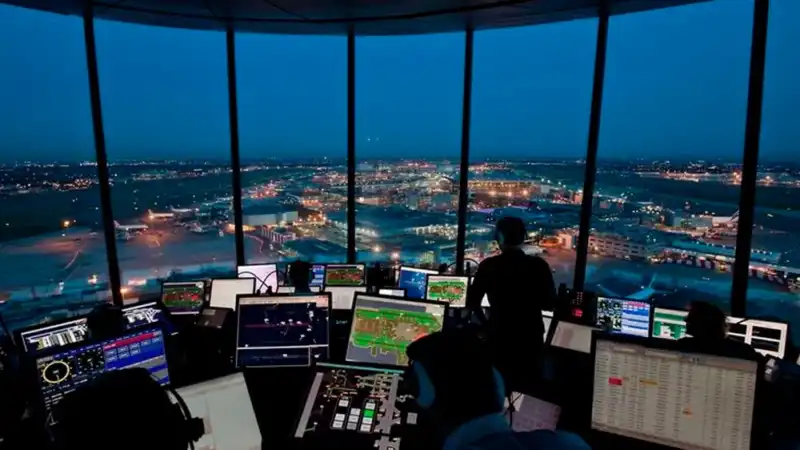 Controladores aéreos van al paro y advierten complicaciones en el tráfico aéreo 2 Controladores