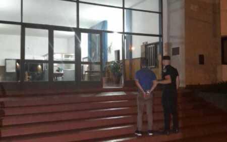 La detención se produjo en inmediaciones a la Federación de Colectividades, tras el pedido de auxilio de una mujer desde el interior de un automóvil.