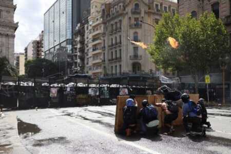 Reforma laboral en el Congreso: tensión, incidentes y enfrentamientos durante la protesta frente al Senado HA5n4nIbsAEdkaJ - 3