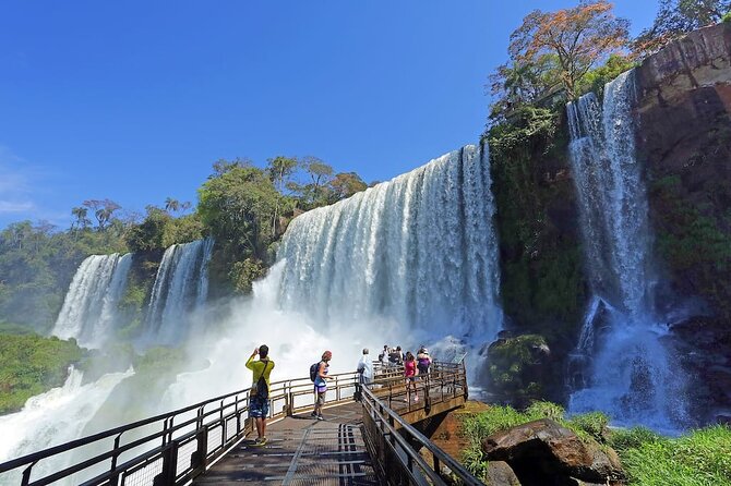 Con reservas al 90%, Iguazú anticipa una Semana Santa de alto impacto económico Puerto Iguazú volvió a liderar la preferencia turística durante Semana Santa, con miles de visitantes recorriendo el Parque Nacional Iguazú.