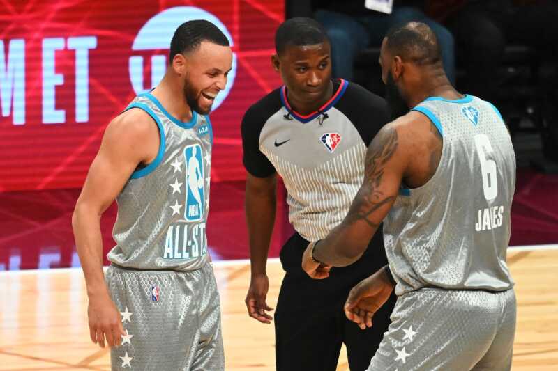 NBA All-Star 2026: así quedaron conformados los equipos y el nuevo formato USA vs Team World 3 El NBA All-Star Game 2026 estrenará un nuevo formato con tres equipos: USA Stars, USA Stripes y Team World. LeBron, Curry, Jokic y Doncic serán las grandes figuras del evento en el Intuit Dome.