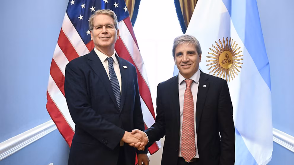 Con la plata que le prestó Estados Unidos, el Gobierno le pagó al FMI 2 La Argentina enfrenta hoy un vencimiento de USD 878 millones con el FMI en concepto de intereses. El pago se realizaría mediante una operatoria con Derechos Especiales de Giro y asistencia del Tesoro de Estados Unidos.