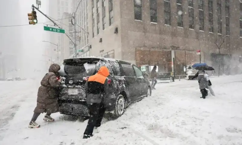 Nieve y vientos de hasta 80 km/h paralizan el noreste de Estados Unidos 2 Nieve