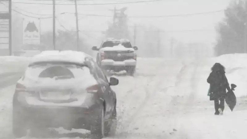 Nieve y vientos de hasta 80 km/h paralizan el noreste de Estados Unidos 1 Nieve
