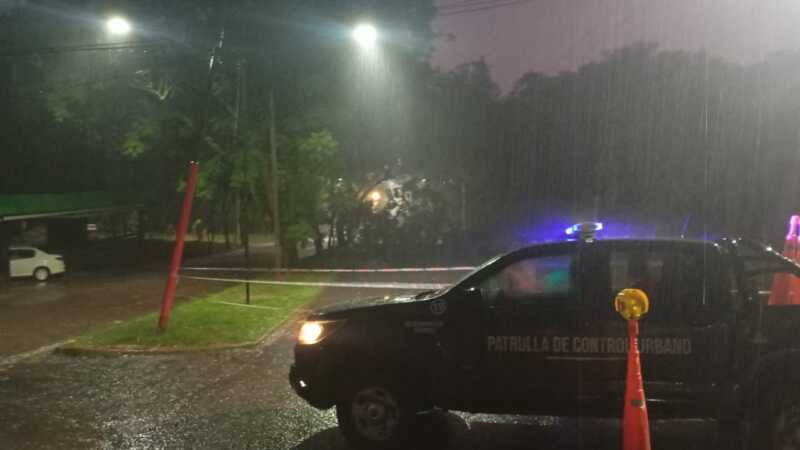 Efectivos policiales y Bomberos trabajaron en distintas localidades tras el fuerte temporal que provocó daños materiales en viviendas y espacios públicos.