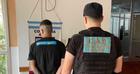 Motociclista detenido por circular sin casco y usando el celular en Posadas Posadas