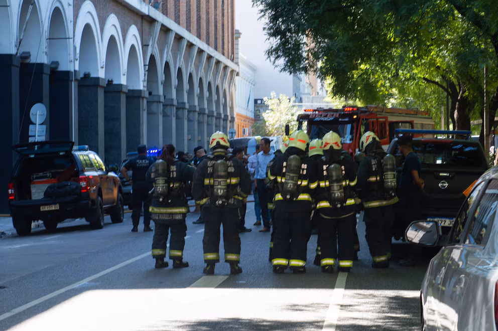 Ataque con explosivo en edificio de Gendarmería: evacuaron la sede y hay tres heridos RX4MAGAPPNGM7KWRSITRRXZAYY - 1