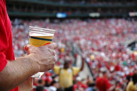 River venderá cerveza con alcohol en el Estadio Monumental desde el partido ante Tigre. La medida será una prueba piloto en sectores habilitados, en medio de obras, cambios comerciales y un futuro nuevo naming del estadio.