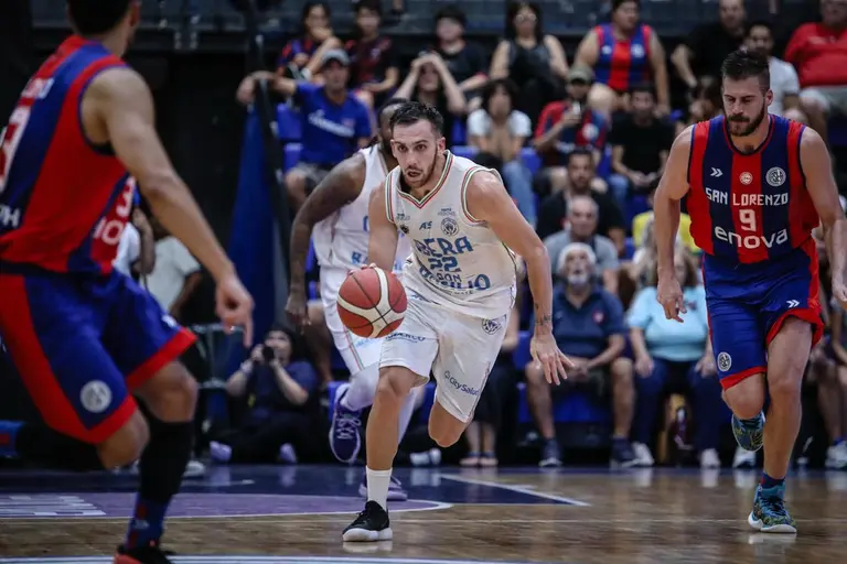 Oberá Tenis Club cayó 102-95 ante San Lorenzo en tiempo suplementario. Brocal forzó el alargue con un triple agónico, pero el Cuervo fue más efectivo en el cierre.