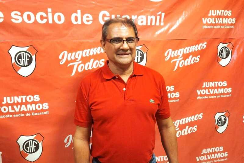 Otro DT que se va de Guaraní: “La parte económica influye mucho” la explicación del vicepresidente 4 El vicepresidente de Guaraní Antonio Franco, Juan Nazer, habló sobre la salida de otro entrenador, la crisis deportiva del club, la reorganización institucional y el futuro del equipo franjeado. También confirmó que Ezequiel Brzozowski dirigirá hasta el final del torneo.