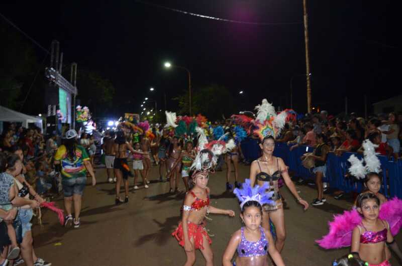 Fiesta popular y familiar: Posadas inauguró sus carnavales 2026 2 Con fuerte presencia vecinal, arrancaron los Carnavales Posadeños 2026