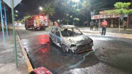 incendio vehículo en Posadas