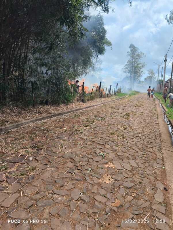 Bomberos de Fátima y Garupá sofocaron incendio en Posadas 3 Importante despliegue para contener un incendio en Posadas