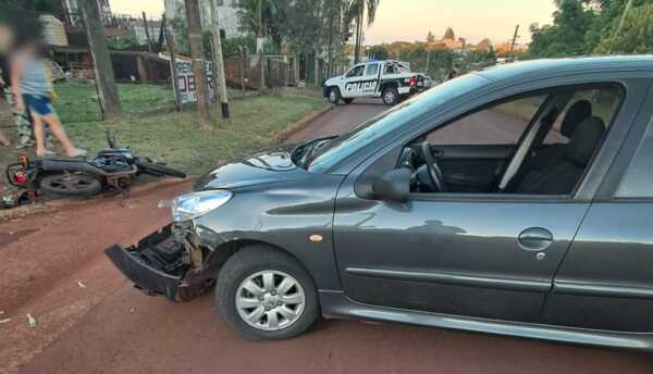 Choque entre auto y moto dejó un herido en Oberá WhatsApp Image 2026 02 20 at 20.15.29 e1771630828316 - 2