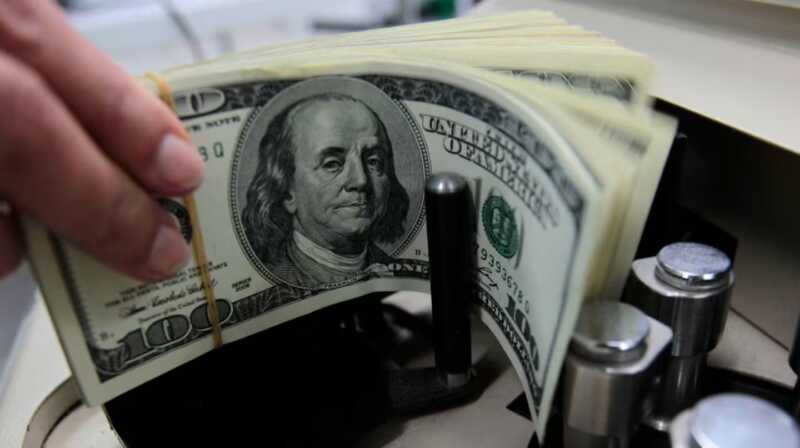 El dólar oficial tocó su menor valor en cinco meses y el mercado miró al riesgo país y a Wall Street dólar