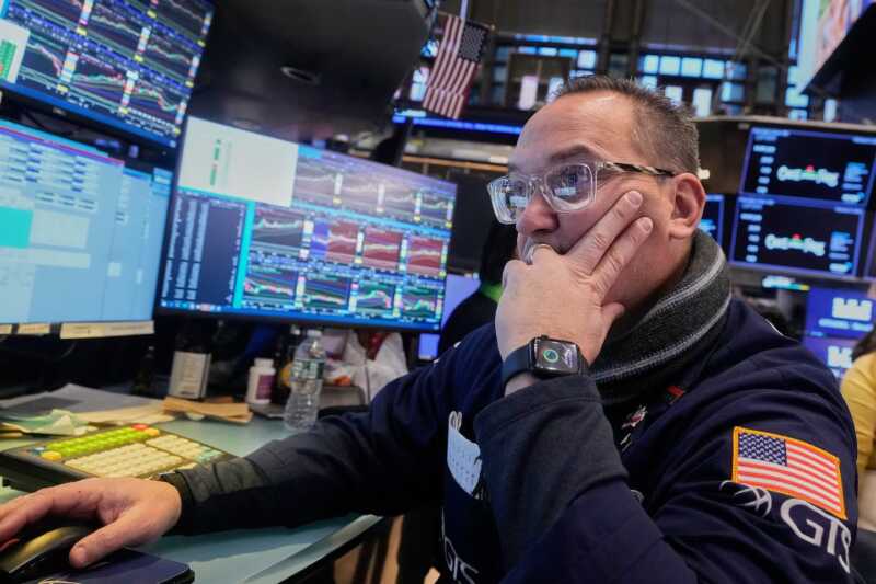 El dólar oficial tocó su menor valor en cinco meses y el mercado miró al riesgo país y a Wall Street 2 WhatsApp Image 2026 02 23 at 17.01.11 - 1