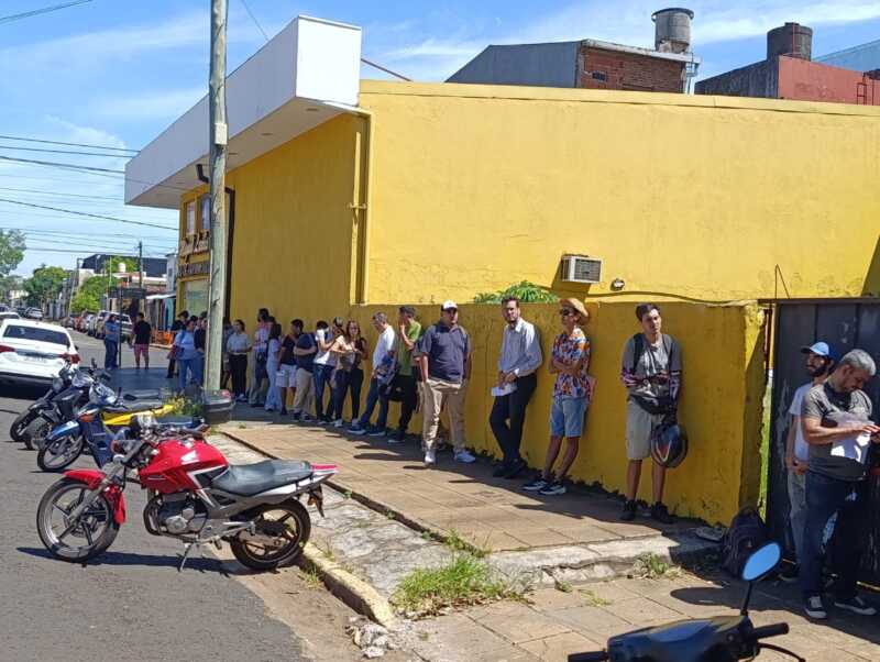 Largas filas en Posadas: cientos buscan trabajo desde la madrugada en un local comercial 6 WhatsApp Image 2026 02 27 at 12.05.05 1 - 5