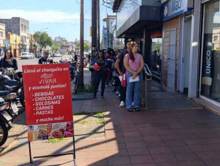 Largas filas en Posadas: cientos buscan trabajo desde la madrugada en un local comercial WhatsApp Image 2026 02 27 at 12.05.05 - 3