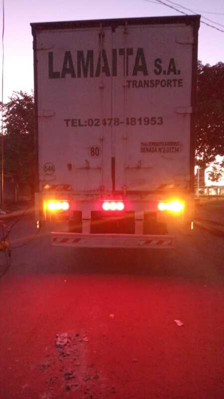 Garupá: camión derribó cables y dejó sin luz a vecinos de Ñu Porá 3 Vecinos de Garupá sin luz tras siniestro con camión en el Acceso Sur