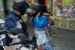 Uber Moto despistó en Posadas y abandonó a su pasajera herida en la calle uber moto posadas