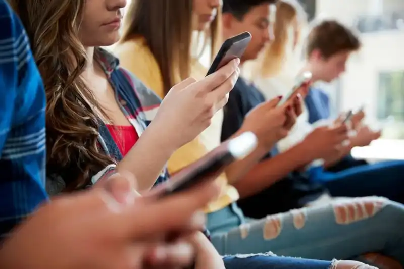 Mientras el debate avanza, países como Australia, Francia y España analizan restricciones y modelos de regulación digital en adolescentes.