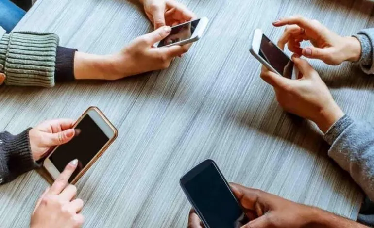Entre la conexión permanente y la necesidad de vínculos reales, se construye el nuevo escenario social adolescente.