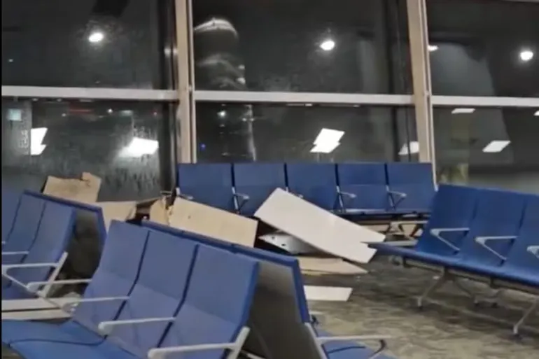 Tras las intensas lluvias se derrumbó una parte del techo en el Aeroparque Jorge Newbery aerparque - 1