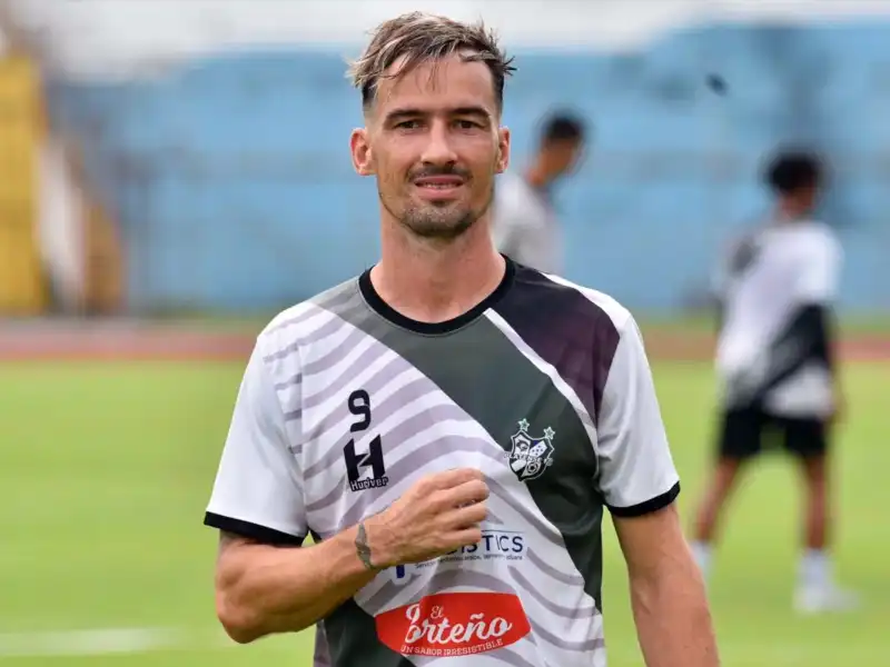Álvaro Klusener es refuerzo de Mitre para el Federal A 2026 2 Álvaro Klusener firmó con Bartolomé Mitre y jugará el Federal A 2026. El delantero misionero se suma como carta de gol del Auriazul, que ya conoce su zona en el torneo.