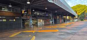 Un hombre de 80 años falleció en los andenes de la Terminal de Ómnibus de Posadas Un hombre de 80 años falleció este lunes en la Terminal de Ómnibus de Posadas. Fue identificado como Nicolás Félix Del Puerto. La Justicia ordenó una autopsia.