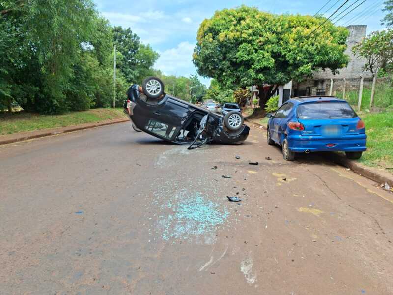 Despiste vehicular en Posadas dejó una conductora con lesiones leves auto volcado - 1