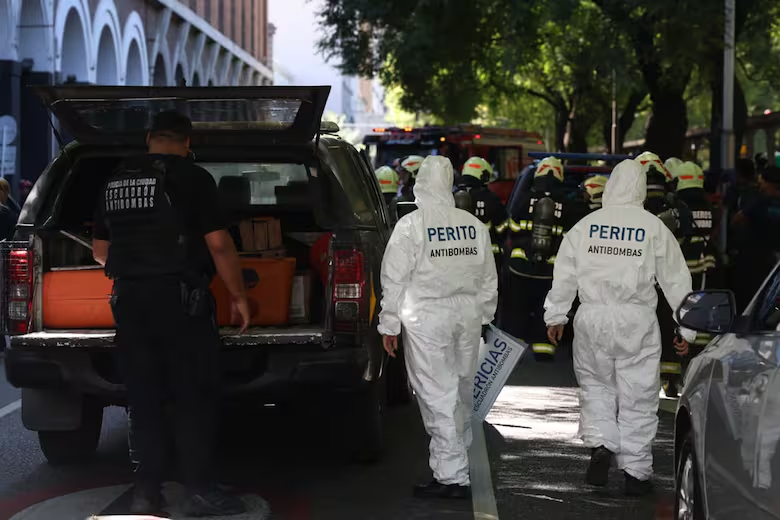 Un paquete bomba dejó heridos en la sede central de Gendarmeria 2 bomba