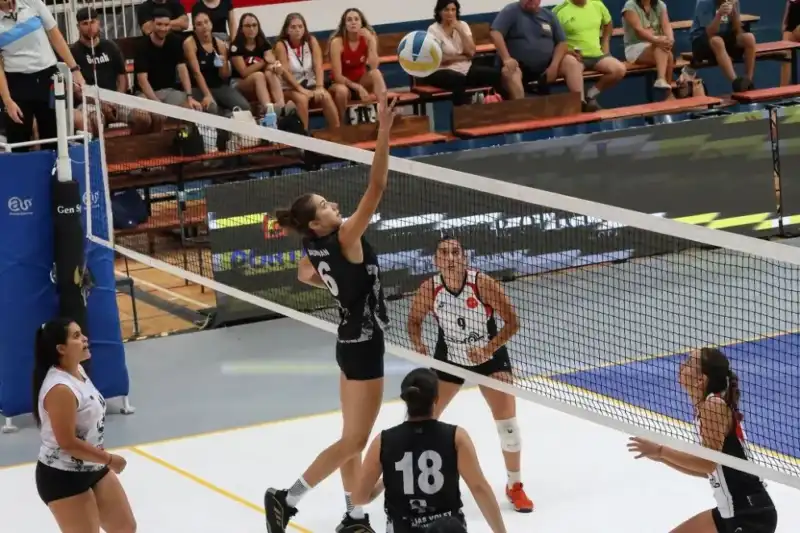 Brujas dejó pasar una chance, pero todavía tiene dos “finales” para seguir soñando brujas voley 1 - 1