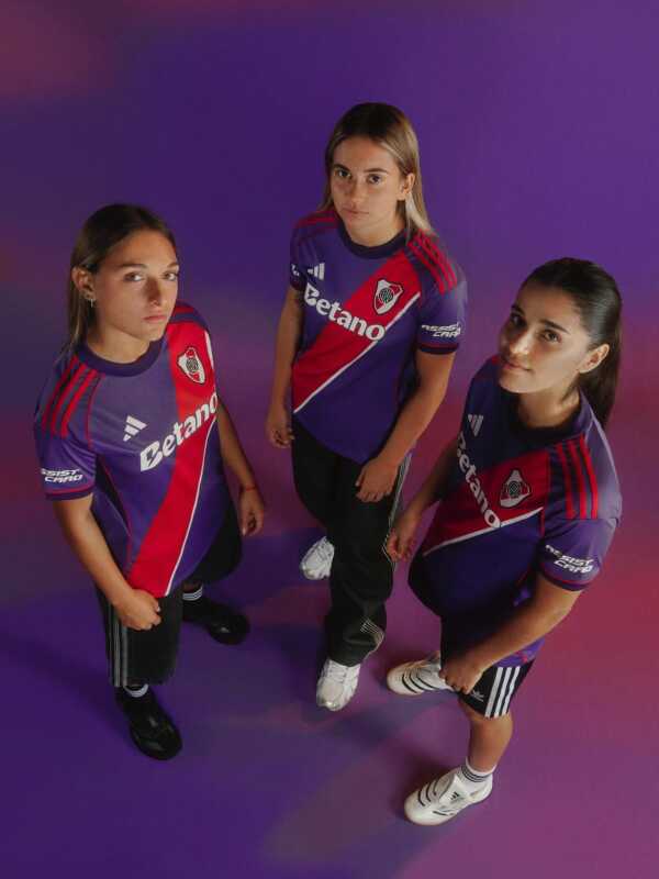 River presentó su nueva camiseta violeta diseñada por Adidas, que mantiene la banda roja y podría estrenarse en los próximos partidos.