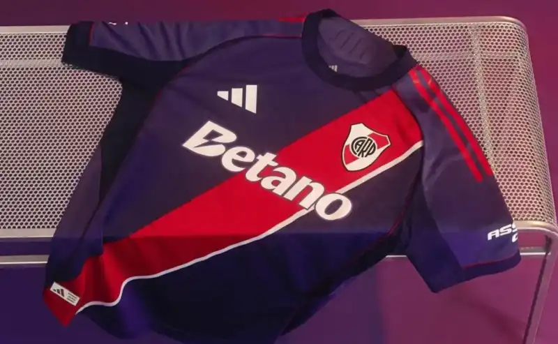 River presentó su nueva camiseta violeta diseñada por Adidas, que mantiene la banda roja y podría estrenarse en los próximos partidos.