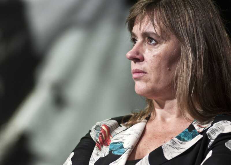 Debate por transparencia estatal tras contratación vinculada a entorno ministerial.
