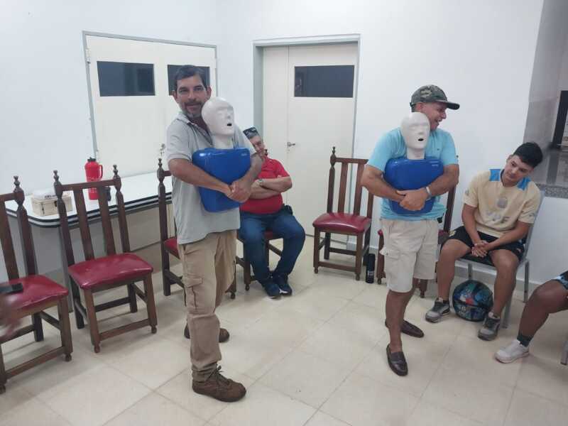 Guías turísticos de San Ignacio Miní participaron de una capacitación en primeros auxilios, RCP y uso del DEA para reforzar la atención ante emergencias.