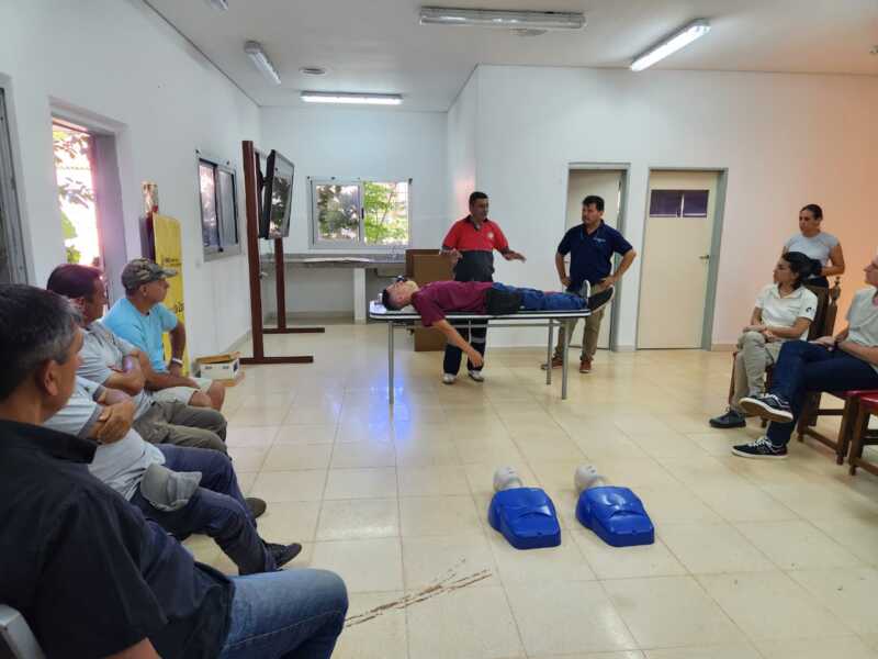 Guías turísticos de San Ignacio Miní participaron de una capacitación en primeros auxilios, RCP y uso del DEA para reforzar la atención ante emergencias.