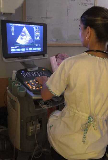 La ecocardiografía fetal es fundamental para la detección precoz de cardiopatías congénitas.
