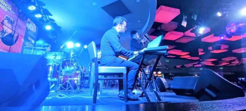 Un espacio donde distintas generaciones comparten la noche entre música, gastronomía y encuentro social.