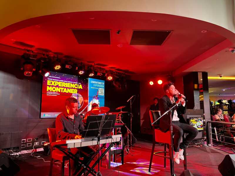 La música en vivo refuerza el perfil cultural de uno de los espacios más activos de la noche.