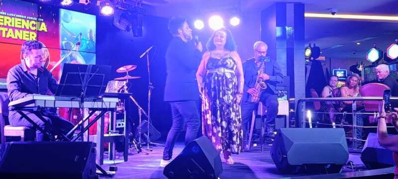 Experiencia Montaner emocionó al público posadeño con un recorrido por los grandes clásicos de la música latina.