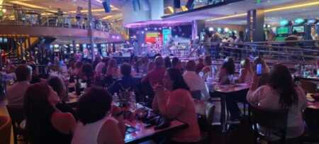 El Casino Club Posadas combina gastronomía, espectáculos en vivo y encuentro social en una experiencia nocturna integral.