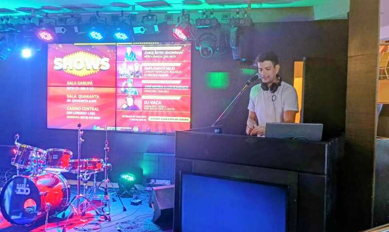 La música en vivo refuerza el perfil cultural de uno de los espacios más activos de la noche.