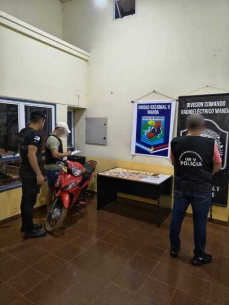 Adolescente fue demorado en Wanda con cocaína lista para la venta y una moto robada adolescente