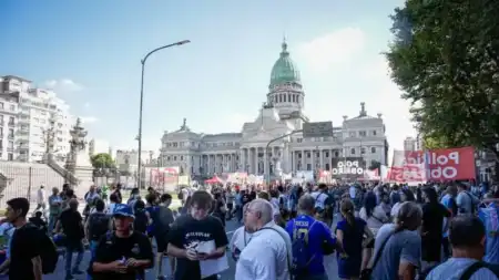 Reforma laboral: el Gobierno obtuvo dictamen en el Senado y buscará convertirla en ley Patricia Bullrich afirmó que el Gobierno no aceptará cambios en la reforma laboral cuando sea tratada en Diputados y defendió el texto aprobado por el Senado.