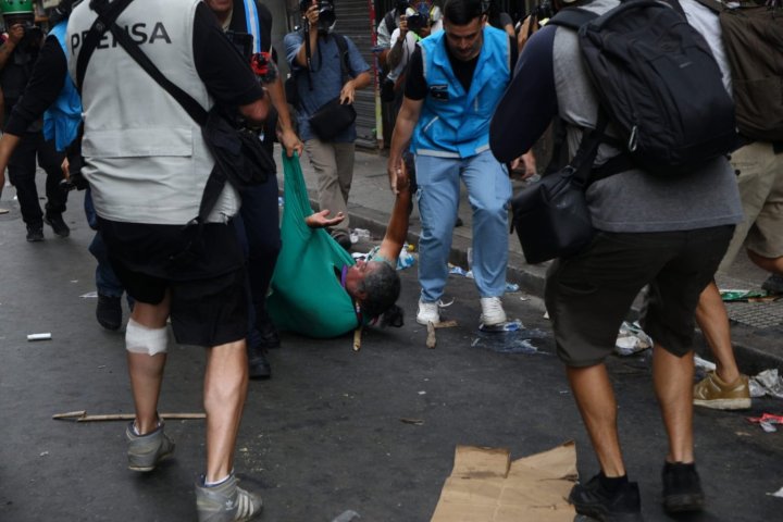Reforma laboral: tras una maratónica sesión, el Senado dio media sanción y el proyecto pasa a Diputados 1 Senado aprueba reforma laboral de Milei mientras manifestantes y policías se enfrentan frente al Congreso. Foto: Enfoque Rojo.